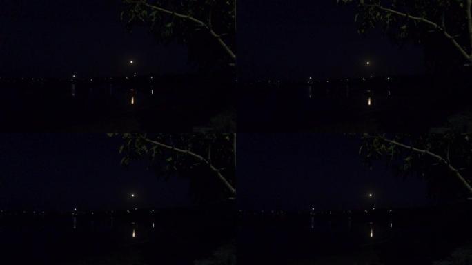 4k满月湖视频，夜间反射。任何沿海地区或度假的旅行背景。