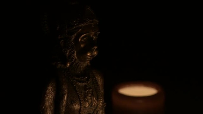 哈努曼人物，印度教的神，用蜡烛的光照亮
