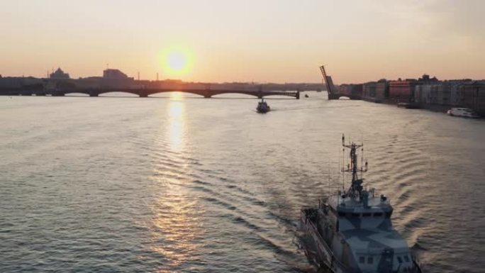 无人机在黎明时分从涅瓦河上空飞到三一吊桥，军舰从桥下经过，舰艇阅兵彩排，橙色天空的倒影，Troits