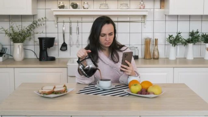 女人在家使用智能手机时倒咖啡