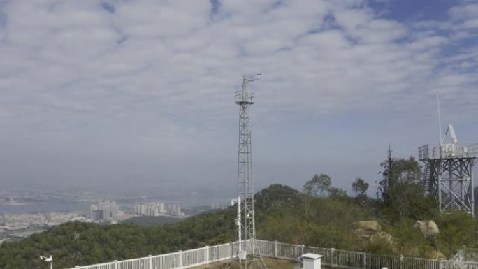 气象站上的一座小铁塔，一种测量风速的装置