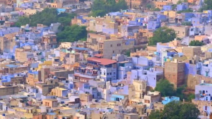 焦特布尔蓝色城市鸟瞰图。从印度拉贾斯坦邦的Mehrangarh堡看，早晨在婆罗门房屋上方飞来的蓝色房
