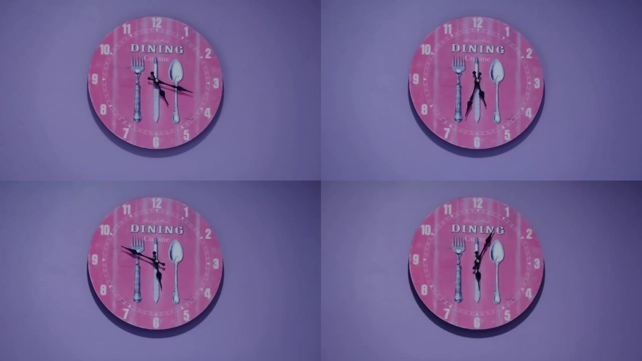 紫色蓝色混凝土墙背景上的粉红色木制时钟，带模拟分钟指针