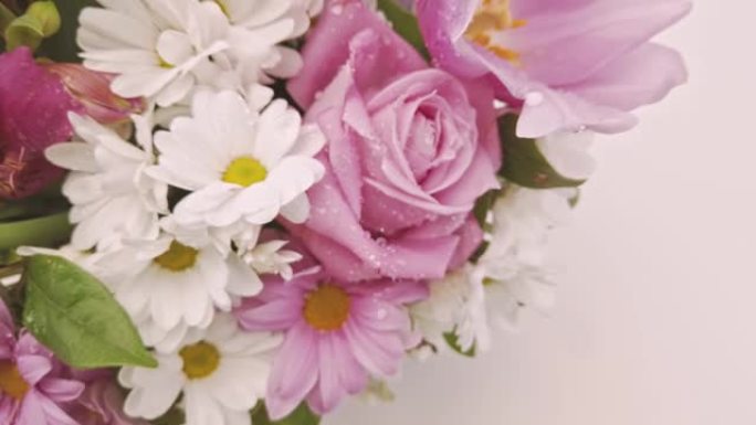 婚礼鲜花，新娘花束特写。玫瑰装饰特写，雏菊和观赏植物，选择性聚焦，没有人，物体