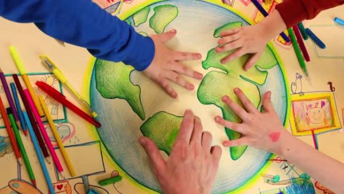 孩子们和老师的手紧紧握住他们关于可持续性的艺术