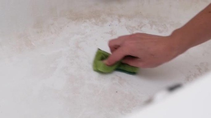 女人用肥皂和泡沫用海绵清洗，清洁，摩擦肮脏的浴室