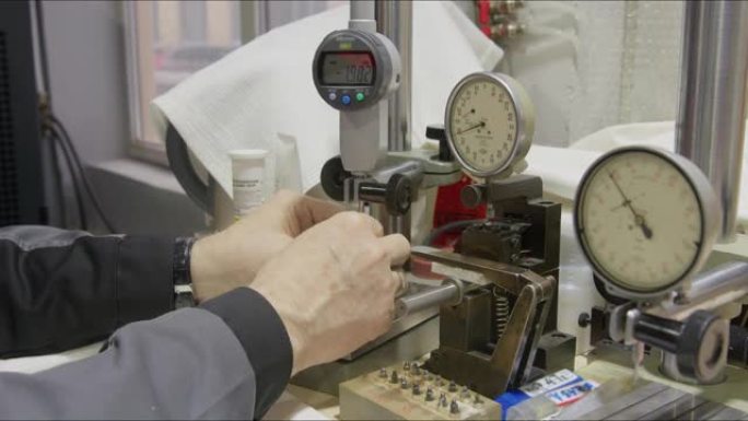 在金属加工厂使用精密测量仪器工作