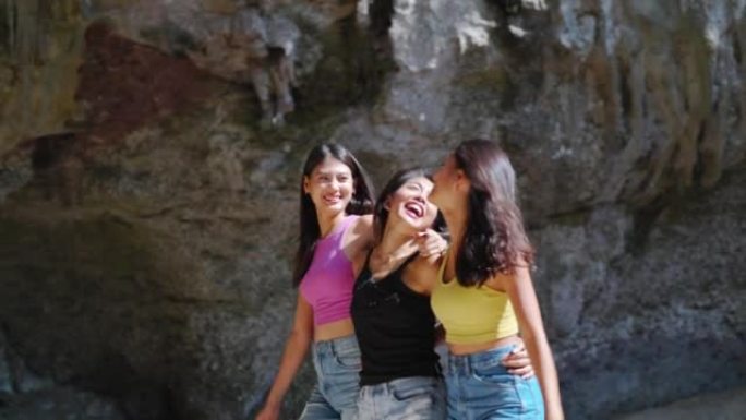 4k一群年轻的亚洲女性朋友在暑假在洞穴中旅行时一起散步
