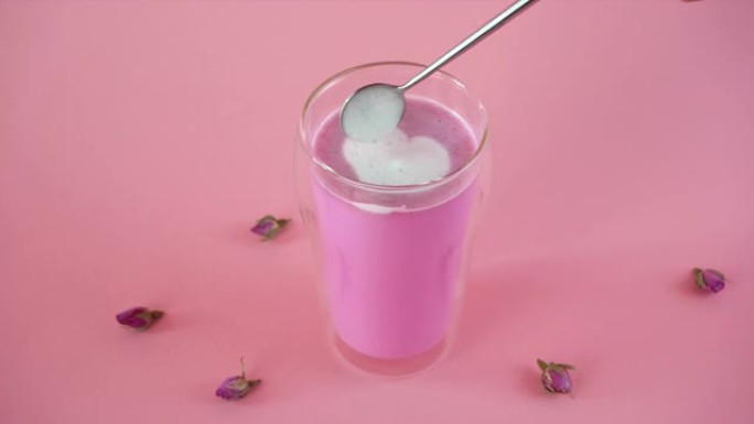 粉红玫瑰牛奶。在一杯月亮牛奶中加入心形泡沫。健康饮料