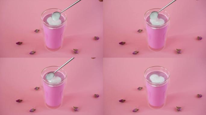 粉红玫瑰牛奶。在一杯月亮牛奶中加入心形泡沫。健康饮料