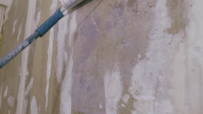 用滚筒用底漆覆盖石膏板墙