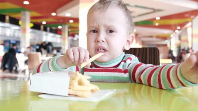 咖啡馆里的孩子拒绝吃炸薯条