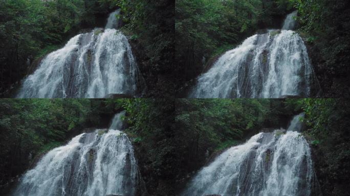 雨林中的喀斯喀特瀑布