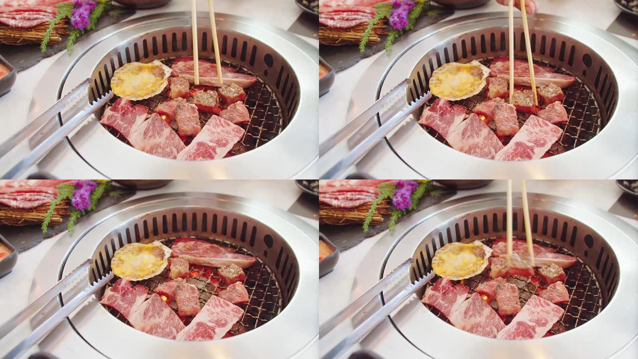 在日本餐厅用木炭烤架烧烤新鲜的生肉片，传统日式烤肉串烧烤肉类食品
