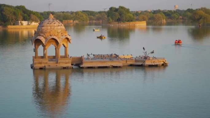 印度拉贾斯坦邦Jaisalmer的Gadisar湖中部的Chhatri视图。Chhatri亭在湖水中