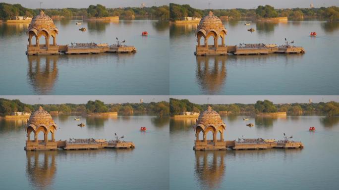 印度拉贾斯坦邦Jaisalmer的Gadisar湖中部的Chhatri视图。Chhatri亭在湖水中