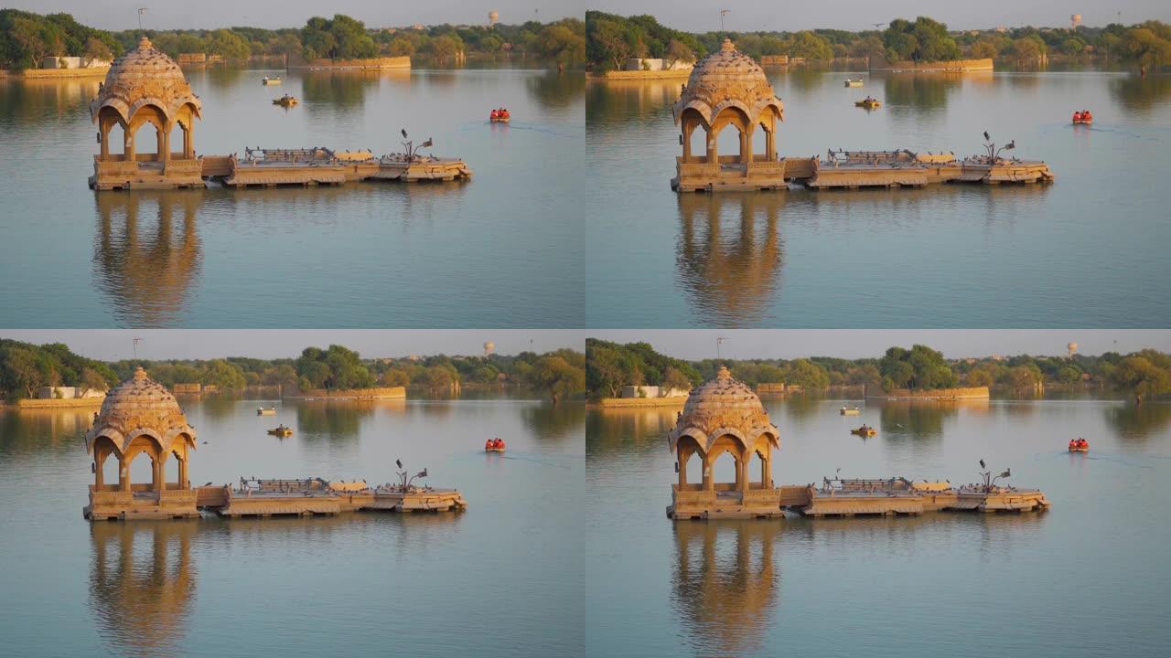 印度拉贾斯坦邦Jaisalmer的Gadisar湖中部的Chhatri视图。Chhatri亭在湖水中