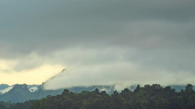 云峰覆盖的湖泊和山脉的时间流逝