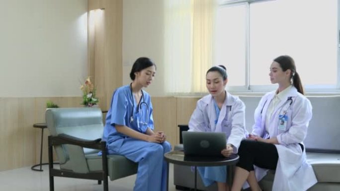 医院的两名女医生为国际医院的新实习医学生提供建议。
