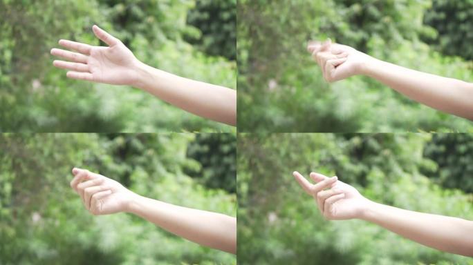 森林中的女性手弹指