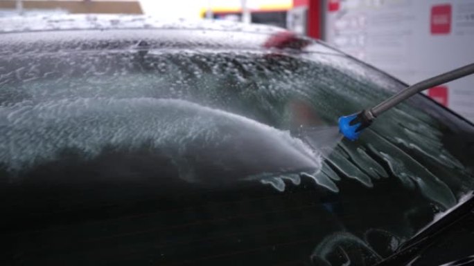用喷水器冲洗掉汽车表面的泡沫-驾驶员自己清洗车辆