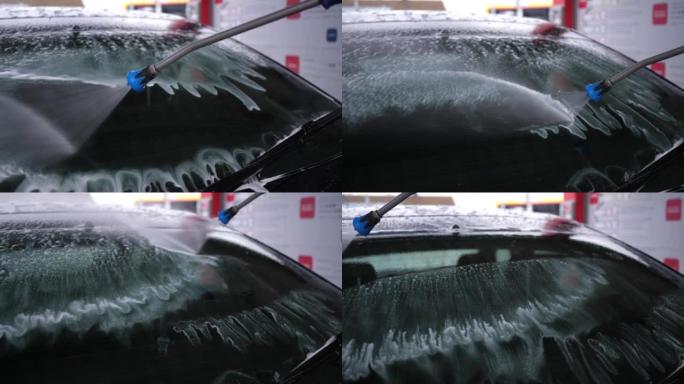 用喷水器冲洗掉汽车表面的泡沫-驾驶员自己清洗车辆