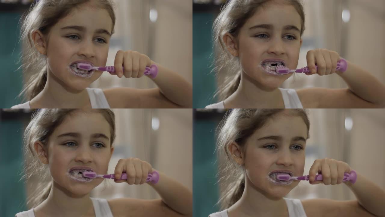 日常口腔卫生。快乐肖像可爱的高加索无牙儿童在浴室刷牙。特写肖像年轻的小女孩在浴室刷牙看着镜子反射。
