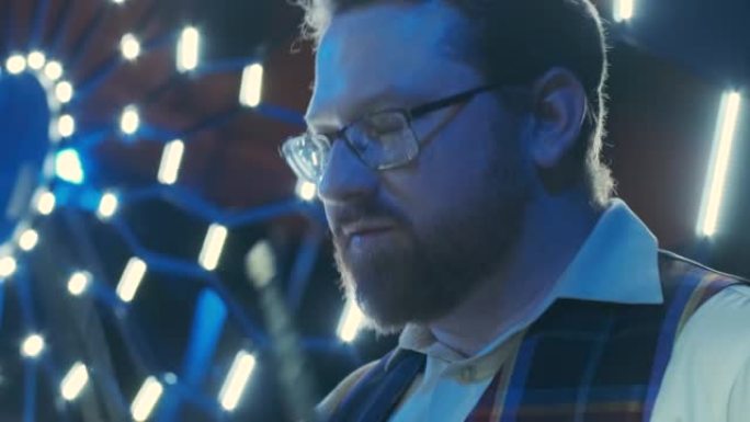 摇滚鼓手在音乐会上演奏音乐。特写。