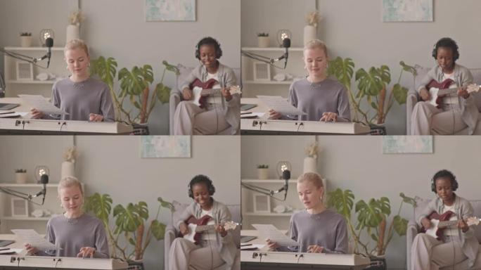 女性音乐二重唱在家排练歌曲