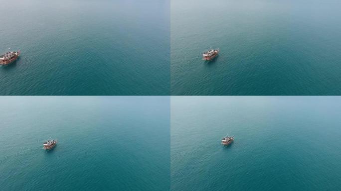 海上有无人机镜头的观光船。土耳其安塔利亚。