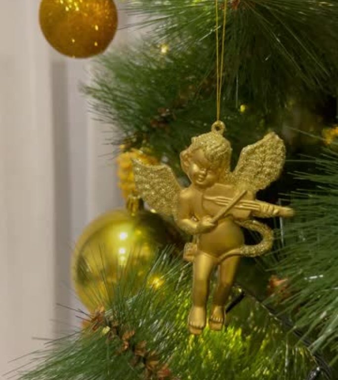 黄花环挂在圣诞树上的金色天使