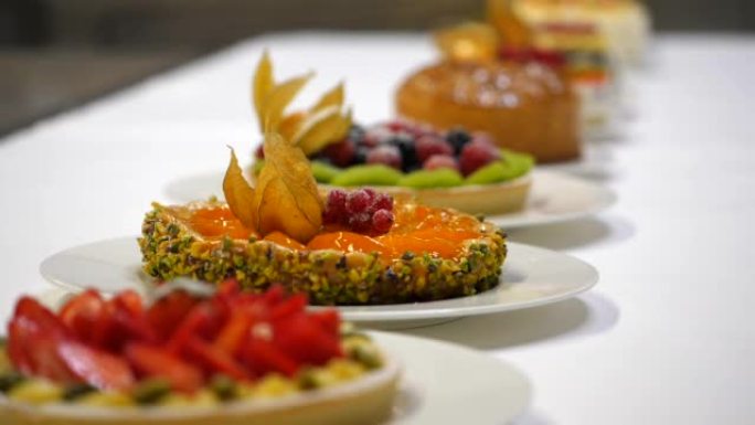 带有奶油，草莓，覆盆子，黑醋栗，黑莓，猕猴桃的森林水果馅饼。专业糕点