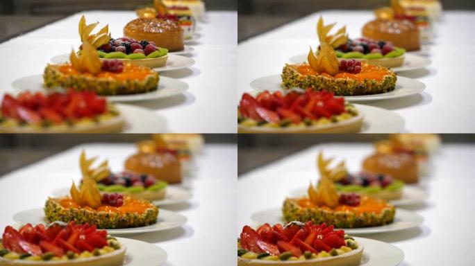 带有奶油，草莓，覆盆子，黑醋栗，黑莓，猕猴桃的森林水果馅饼。专业糕点