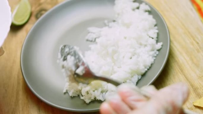 我把长米饭放在盘子里
