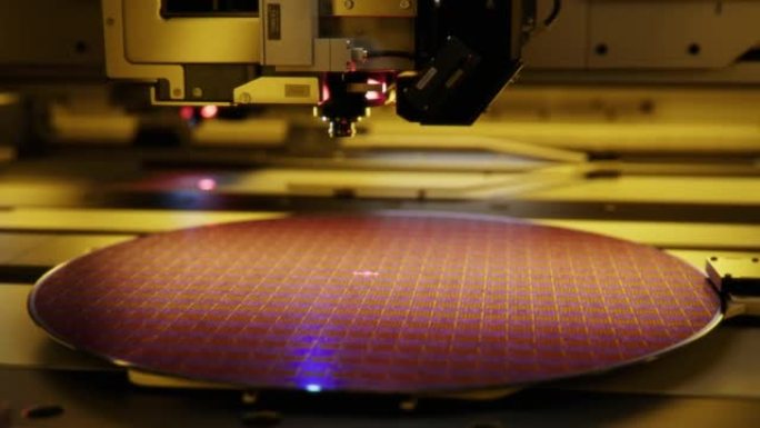 半导体铸造厂正在生产计算机芯片的硅片。