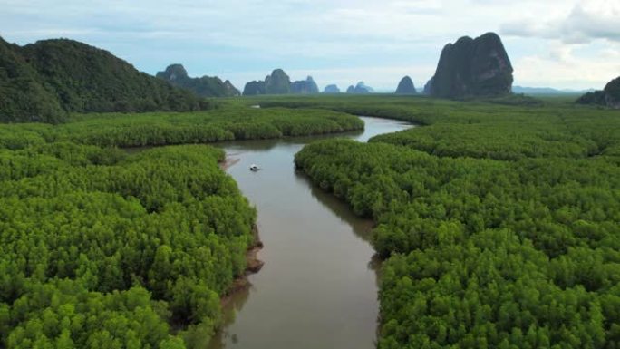 泰国攀牙省红树林的鸟瞰图日落场景，日出，4K(UHD)，海洋和红树林景观的空中拍摄