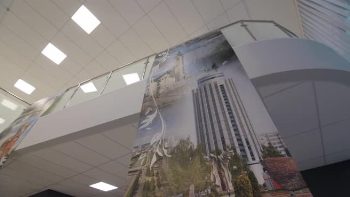 带有城市景观的长条幅悬挂在购物中心大厅