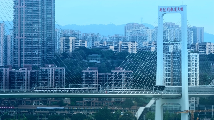 重庆南纪门大桥轻轨穿梭实拍视频