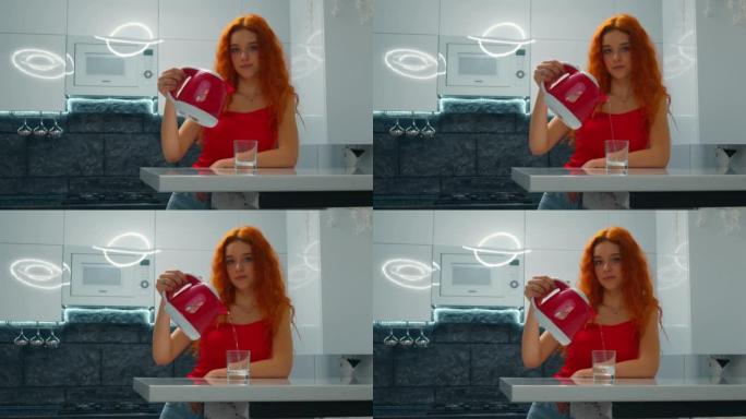 一头红头发的年轻女子倒了一杯水