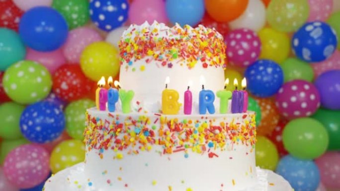 彩色背景上有蜡烛的生日蛋糕