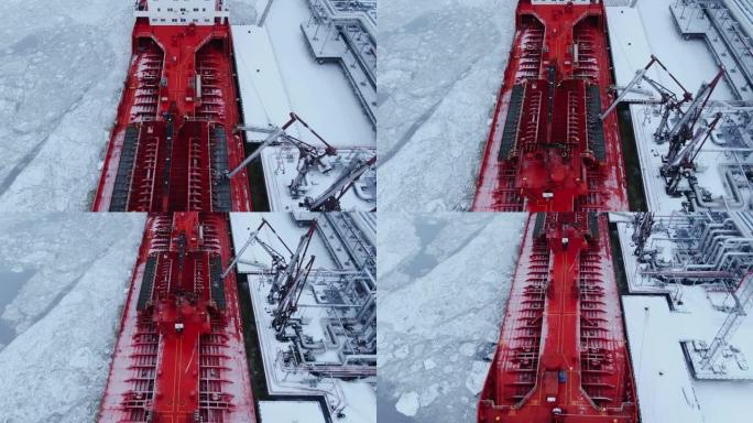 冬季从码头系统运送红色油轮的石油
