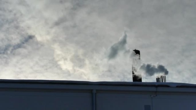 工业管道抵御多云的天空