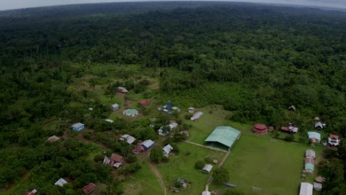 亚马逊雨林中土著社区的鸟瞰图