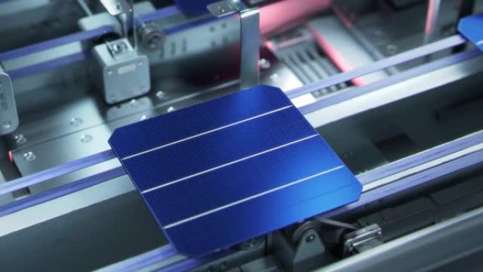 正在测试传送带上的太阳能电池。太阳能电池板生产工艺先进工厂。