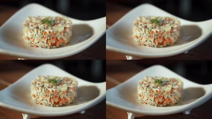 传统的俄罗斯新鲜奥利维尔沙拉躺在木桌上