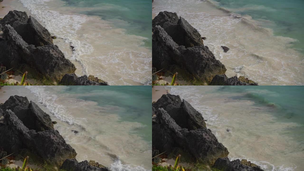 图卢姆海滩的风景礁石浪花浑浊