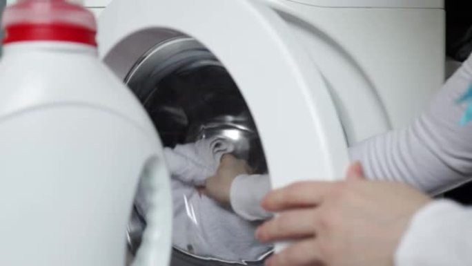 干衣机，干衣机，洗衣液粉，女人拿出干净的干衣服