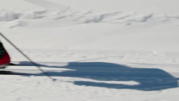 在科罗拉多州阳光明媚的日子里，越野滑雪者以 “对角大步” 的方式在修整的小径上滑雪的手持镜头