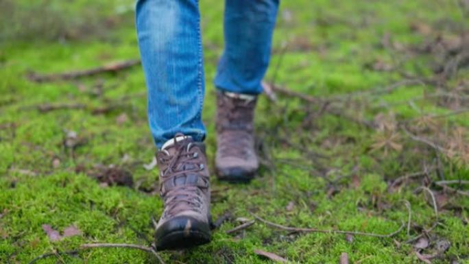 人的脚牢牢地踩在地上，捕猎者的靴子很暖和，盖伊在树林里迈出了一步，苔藓，覆盖物，蘑菇漫步，在户外度过