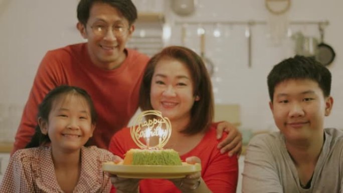 生日庆典上亚洲家庭的快乐时刻。